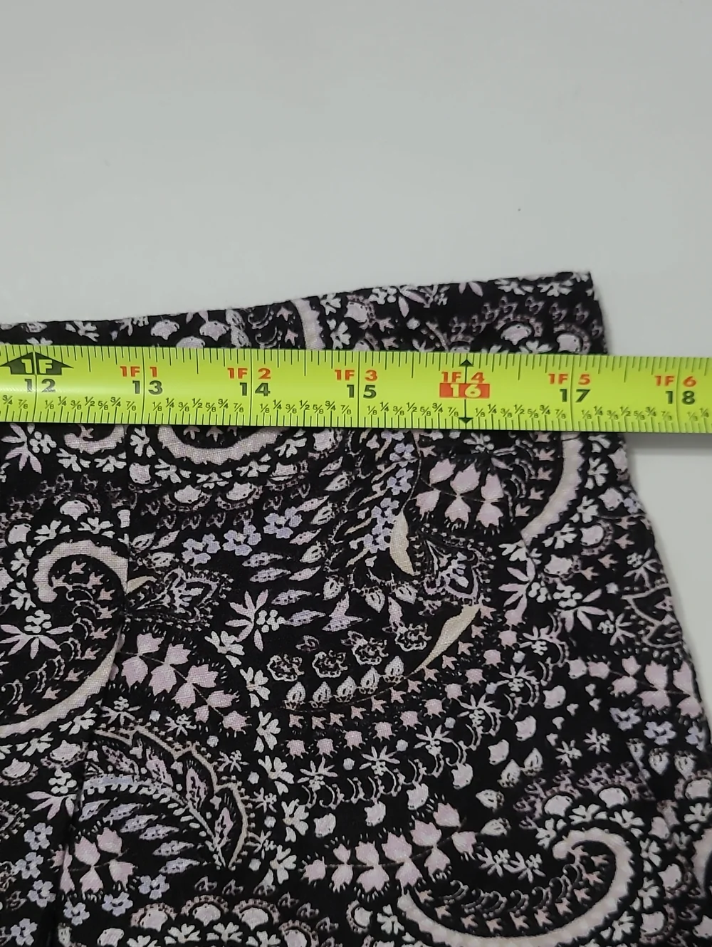 LOFT Black & White Paisley Print Linen Blend Shorts size Large